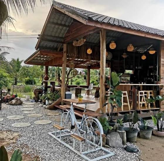 Mô hình cà phê sân vườn homestay tại địa điểm du lịch.